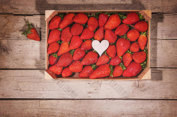 扁平的，盒子里有新鲜的草莓和一颗木制的心
