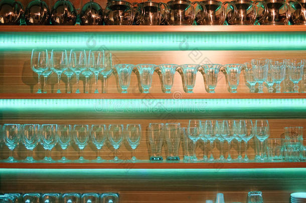 显示计数器与各种玻璃在酒吧