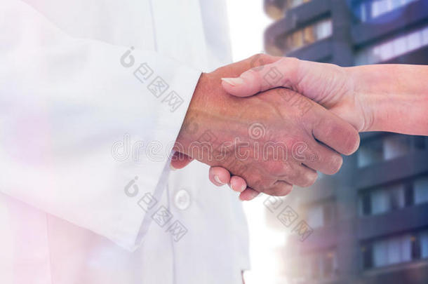<strong>医生</strong>与病人握手的复合图像