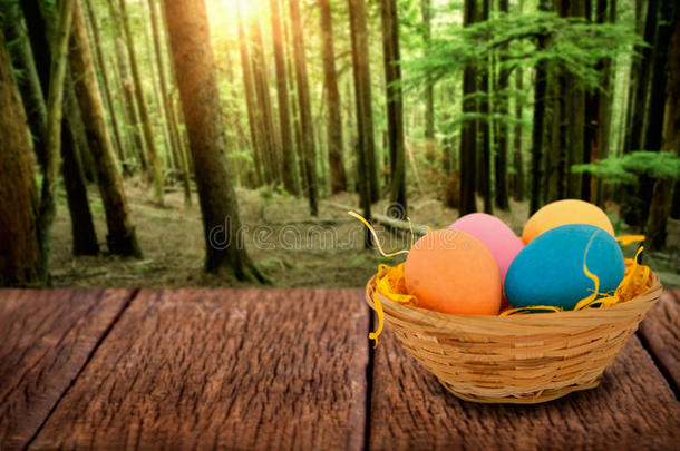 柳条篮子中彩色复活节彩蛋的复合图像