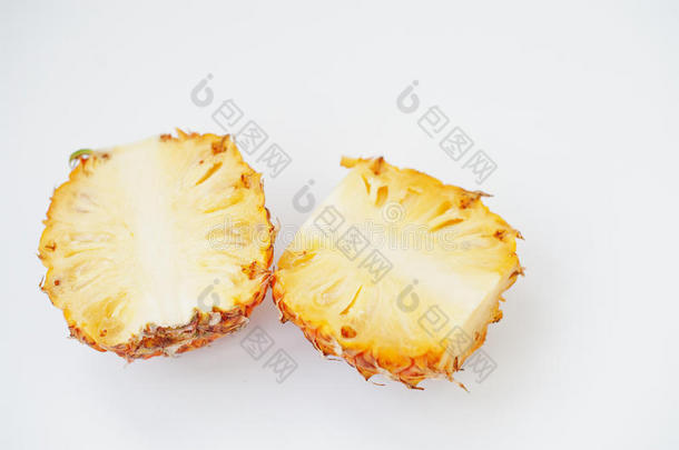 异国水果宝宝菠萝分离在白色背景。 健康