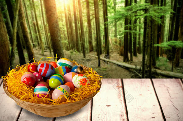柳条篮子中多色复活节彩蛋的复合图像