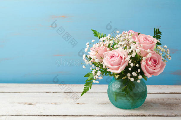 漂亮的玫瑰花束在木桌上
