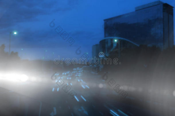 汽车在城市的道路上夜间行驶