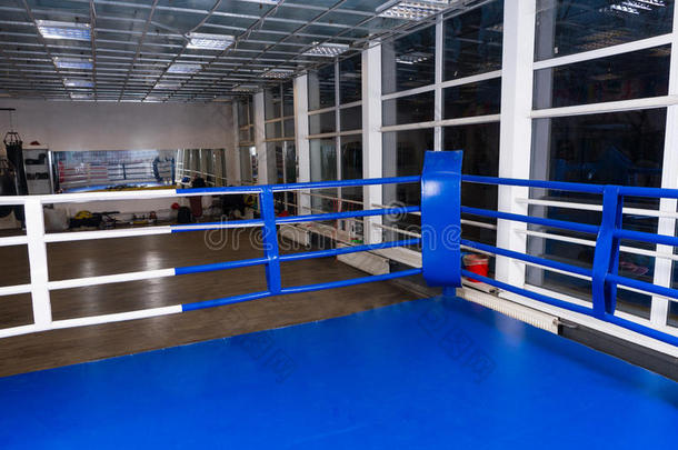 一个普通<strong>拳击</strong>圈的蓝色角落，周围是健身房里的绳子