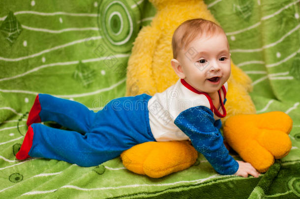 孩子6个月大，在<strong>星空</strong>的<strong>蓝色</strong>毯子上在家里微笑