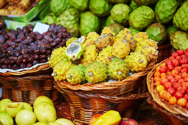 马德拉传统农贸市场上新鲜成熟的异国水果