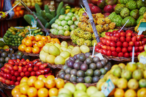 马德拉传统农贸市场上新鲜成熟的异国水果