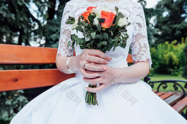 新娘手中一束白色和珊瑚玫瑰`