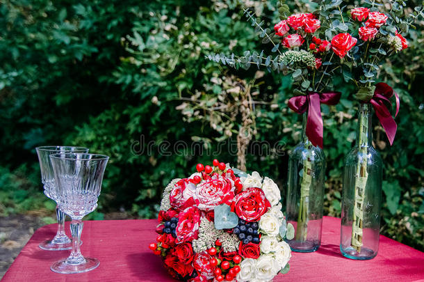 一束红白玫瑰和红色的婚礼花束