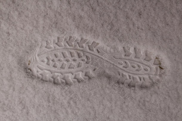 靴子在雪地上的脚印。