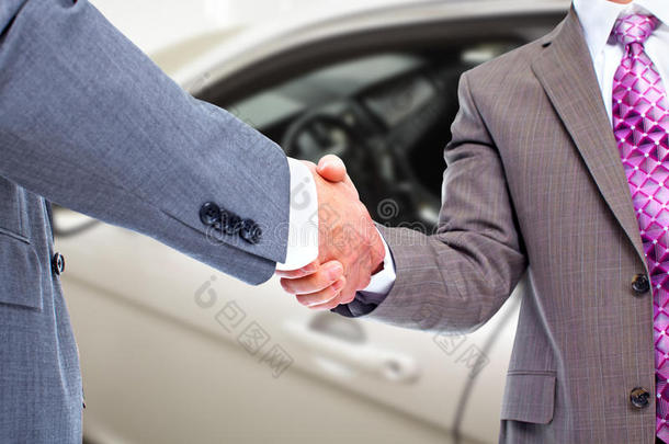 <strong>汽车销售</strong>商和客户握手。