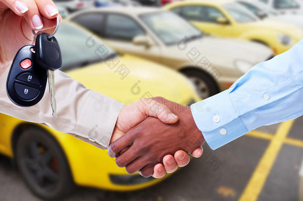 <strong>汽车销售</strong>商和客户握手。