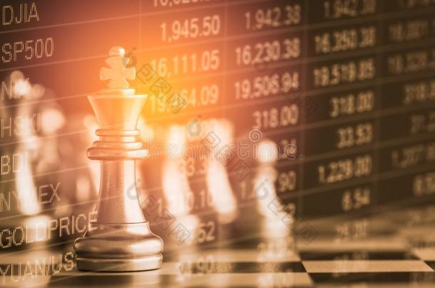 数字股票市场金融和国际象棋背景下的商业游戏。 数字业务和股票市场金融在LED上。 双倍