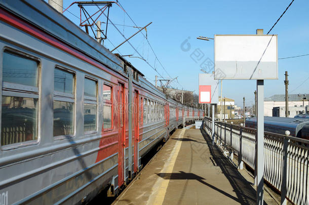 一列客运火车到达城镇。