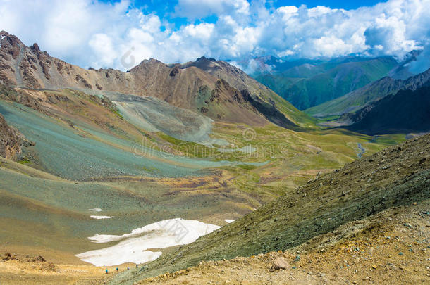 吉尔吉斯斯坦<strong>天山山脉</strong>的一群游客。