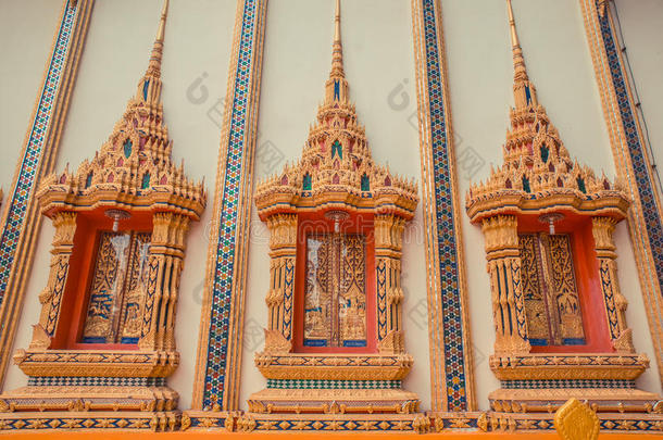 古泰寺。 泰国WatKositWihan金殿普吉岛。 装饰窗户建筑墙。