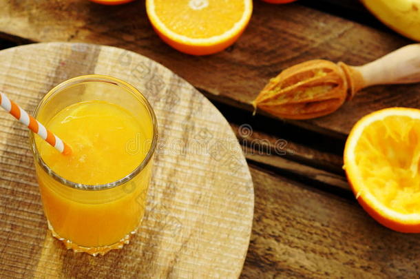 用冰块和榨汁机在玻璃中新<strong>鲜榨</strong>出橙汁