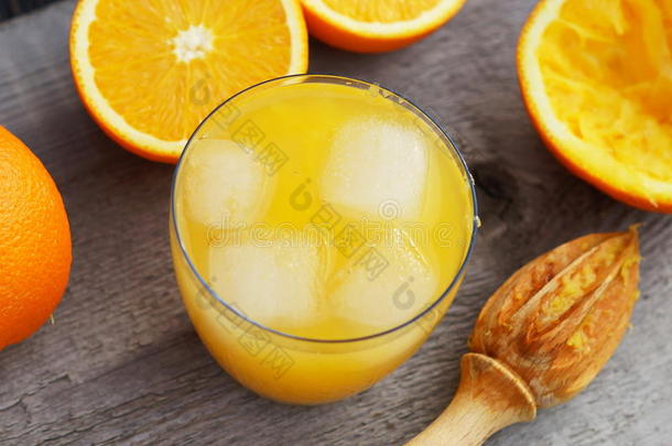 用冰块和<strong>榨汁</strong>机在玻璃中新<strong>鲜</strong>榨出橙汁