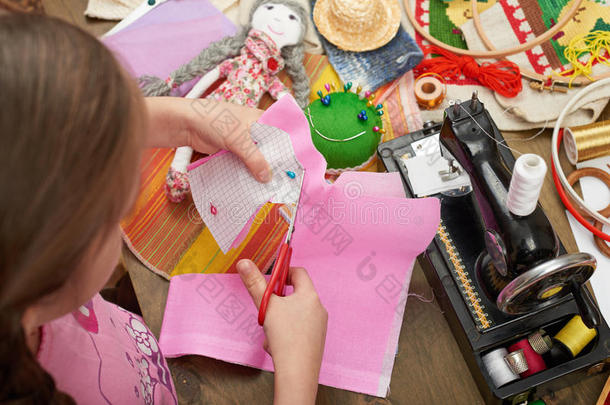 女孩缝制娃娃衣服，顶部视图，缝纫配件顶部视图，裁缝工作场所，许多对象的针线活，手工和手工