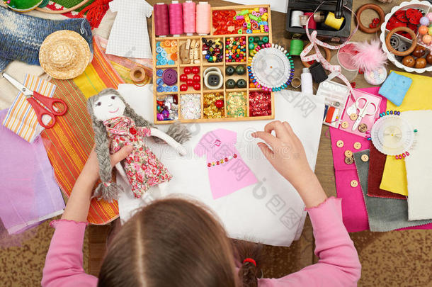 女孩缝制娃娃衣服，顶部视图，缝纫配件顶部视图，裁缝工作场所，许多对象的<strong>针线</strong>活，手工和手工
