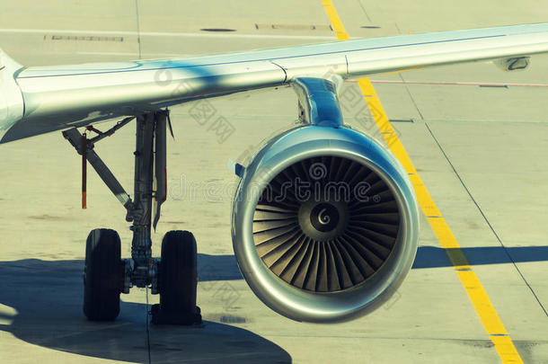 飞机涡轮发动机。