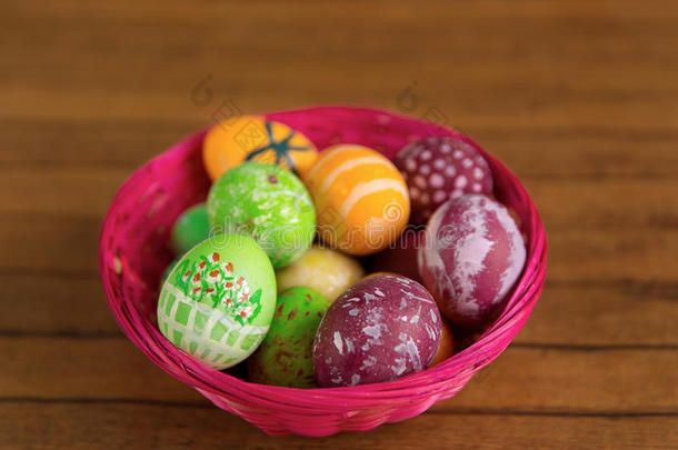 复活节假期在篮子里画鸡蛋，特写
