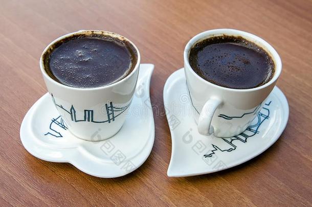 两个土耳其咖啡杯在一张木桌上