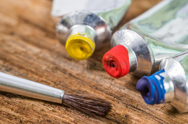 关闭黄色，红色，蓝色，回火颜色与油漆刷在木材纹理