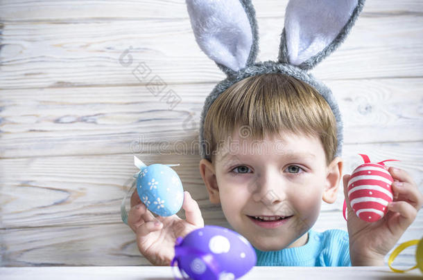 复活节概念。 快乐可爱的孩子戴着兔子耳朵准备复活节