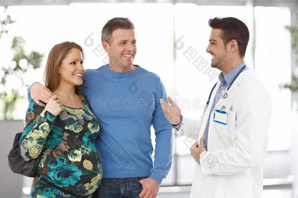 夫妇在怀孕咨询与医生