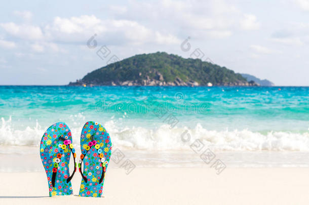 蓝色的女人`沙滩鞋，白色的沙子，蓝色的大海和天空。 泰国，西米兰岛。