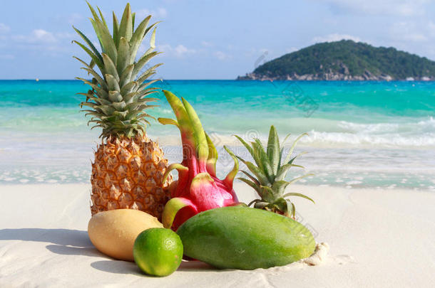 沙滩上的异国热带水果。 西米兰群岛