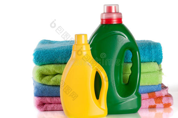 瓶子洗衣洗涤剂和护发素与毛巾在白色背景