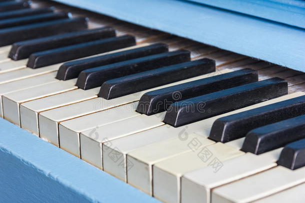 蓝色钢琴特写与黑白键