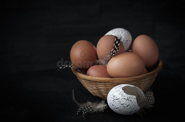 柳条<strong>篮子里的</strong>棕色和白色鸡蛋