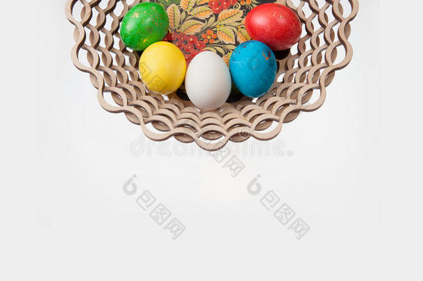 一个篮子里有五个复活节彩蛋