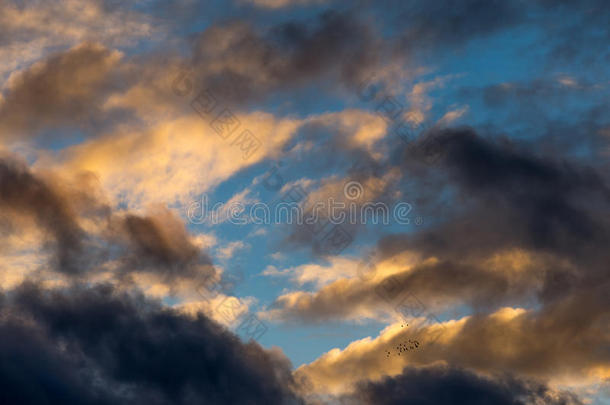 抽象的天空背景与蓬松的晚霞在温暖的色调