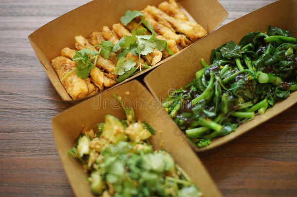 外卖用纸盒里的中餐蔬菜