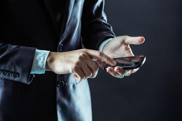 一个商人的特写镜头在智能<strong>手机屏</strong>幕上按下一根手指。