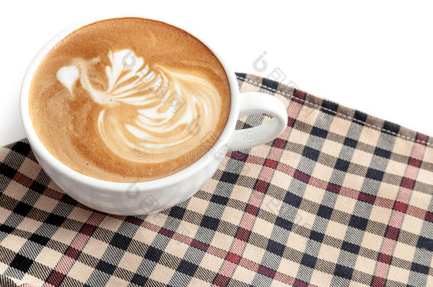 咖啡杯拿铁艺术天鹅形状的餐巾纸上有一些副本