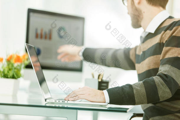 财务专家在笔记本电脑上工作，有财务图表和营销计划