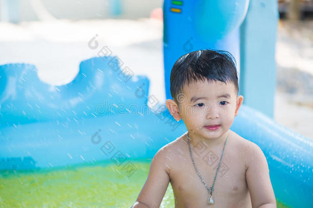 炎热的夏天，亚洲孩子在充气<strong>婴儿游泳池</strong>里玩耍