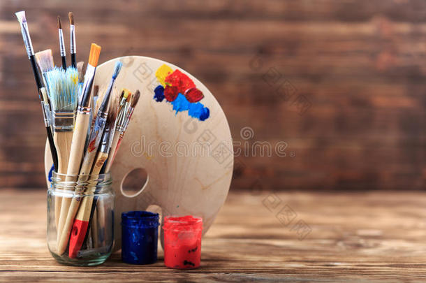 艺术家`的工作坊。儿童的物品`木制背景上的创造力。 白色木制背景上的丙烯酸涂料和刷子。 pi