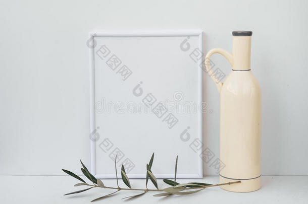 白色背景上的<strong>框</strong>架模型，陶瓷瓶，橄榄树枝，干净的极简的<strong>形象</strong>