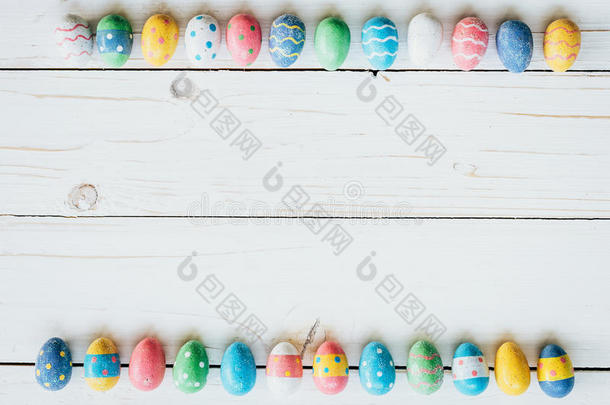 彩色鸡蛋复活节在白色的木材背景与空间为特克斯