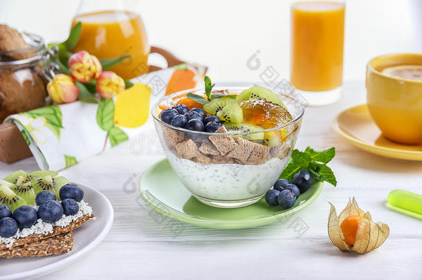早餐。 酸奶与CHIA种子，<strong>玉米</strong>垫，猕猴桃，蓝莓和<strong>玉米</strong>。 柠檬茶，果<strong>汁</strong>和面包，上面有水果