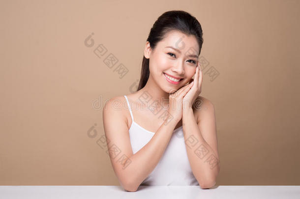 美丽的脸。 <strong>面部</strong>治疗。 年轻的亚洲女人，干净完美的皮肤触摸她的脸。