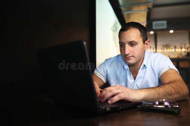 <strong>亚美尼亚</strong>英俊的男人在笔记本电脑后面工作