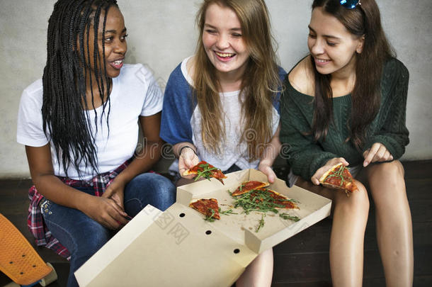 女朋友友谊在一起吃披萨青年<strong>文化公司</strong>